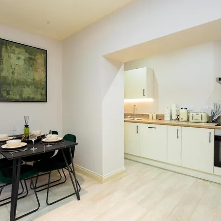 Modern Spacious Centre Stay, Sleeps 5, Near Greek Street Apartment Leeds (West Yorkshire)